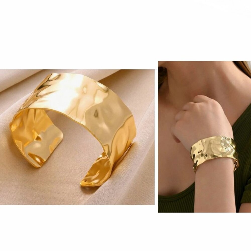 NWT gold hammered cuff bracelet / bracelet manchette or